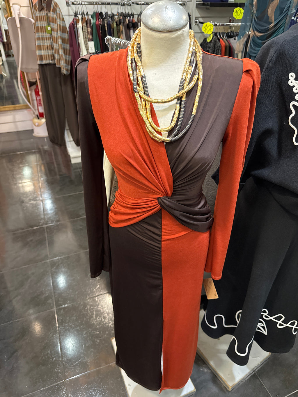 Vestido boda marron y caldera con nudo en medio