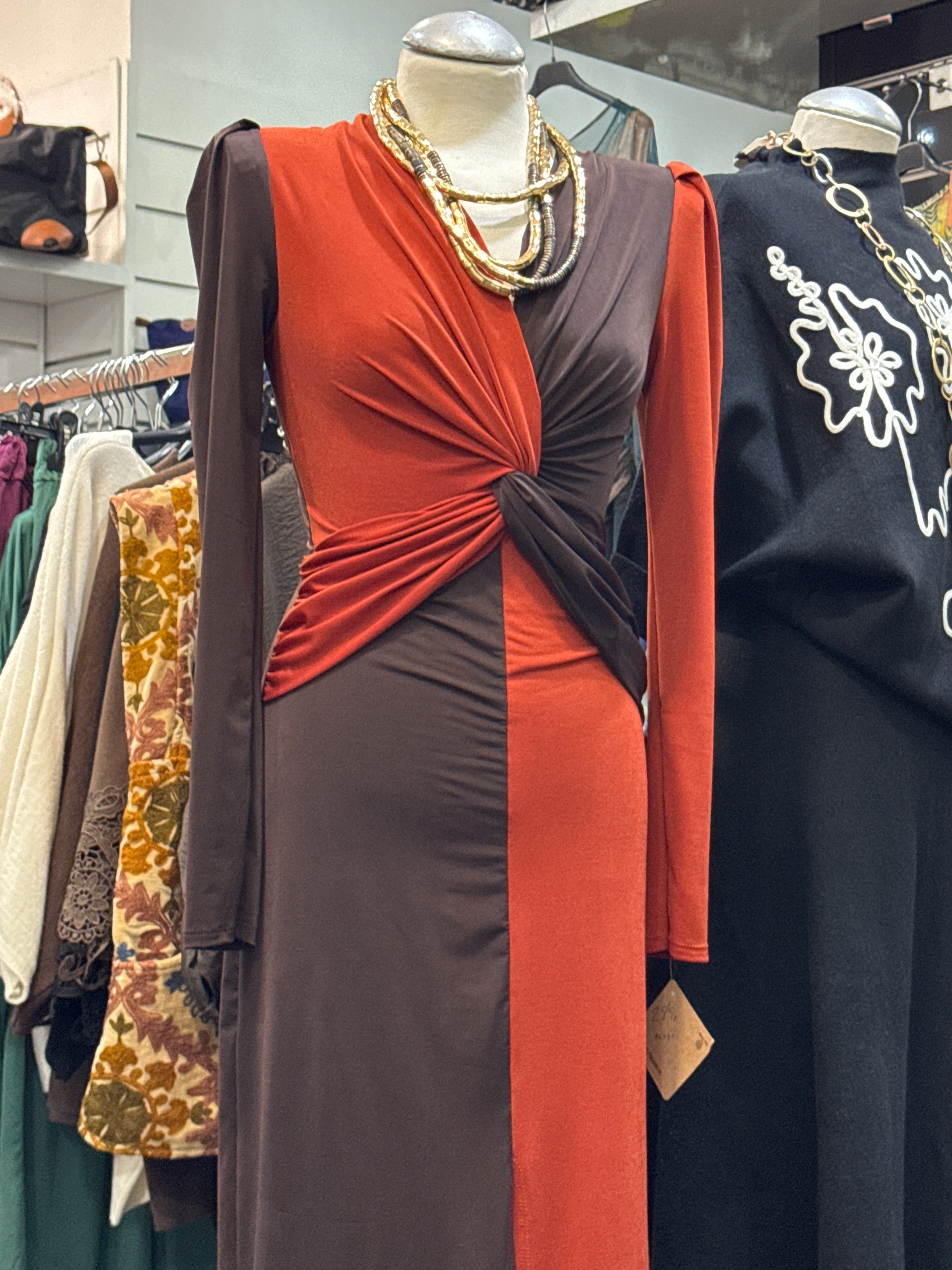 Vestido boda marron y caldera con nudo en medio