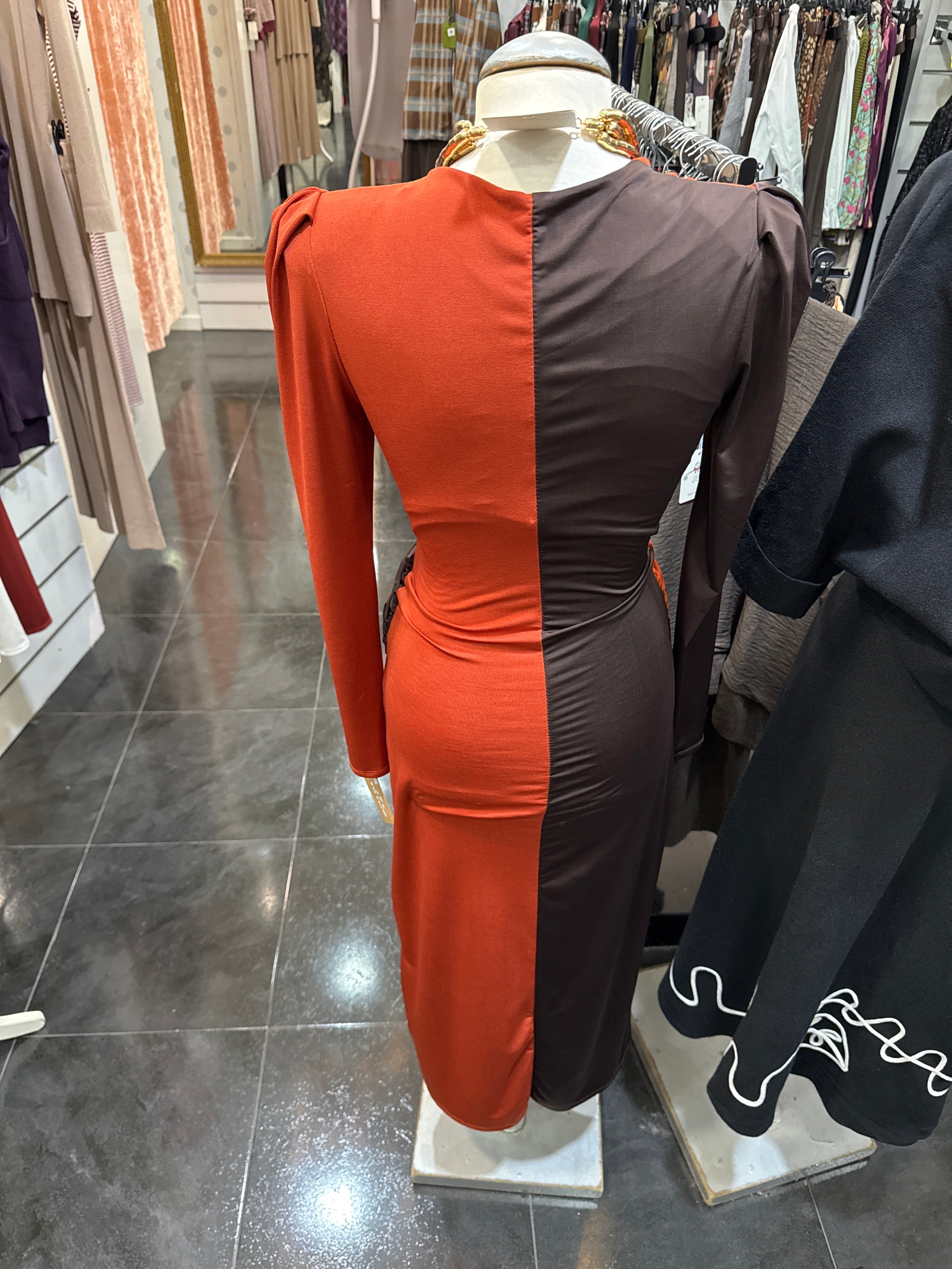 Vestido boda marron y caldera con nudo en medio